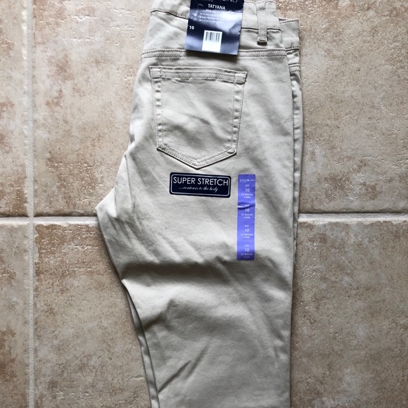 NWT Bandolino Khaki Slim Capri - Picture 2 of 2